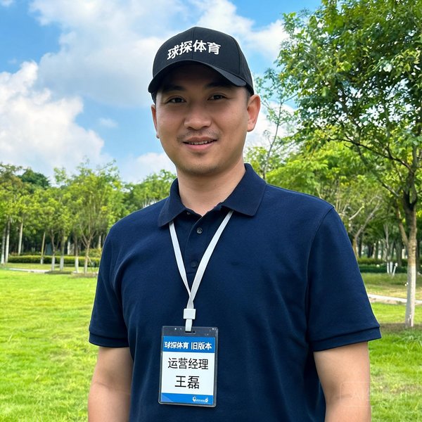球探体育旧版本运营经理王磊，男性，户外背景，佩戴棒球帽